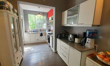 FLORIDA MITRE - CHALET ESTILO INGLÉS DE 4 AMB EN DOS PLANTAS, CON PATIO Y GARAGE!