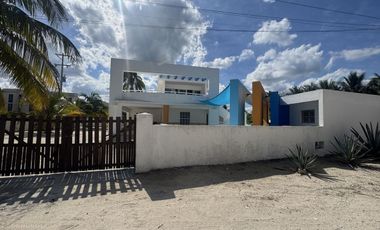 En Venta, Casa en Telchac puerto en esquina 4 recámaras, alberca