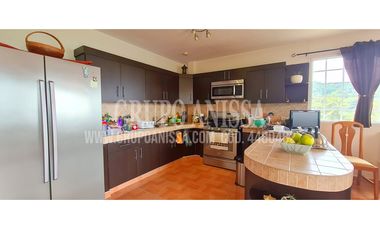 Se Vende Amplia y Hermosa Casa en Altos del Maria
