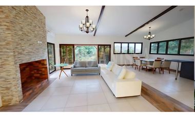 OPORTUNIDAD! Se vende Hermosa Casa en Altos del Maria