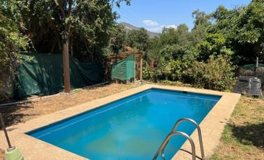 Casa en arriendo c/ estacionamiento en Centro de Olmué