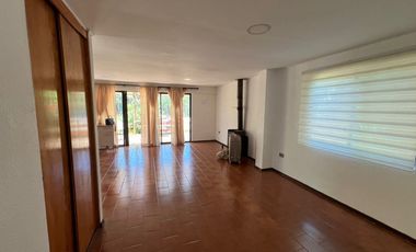 Casa en arriendo c/ estacionamiento en Centro de Olmué