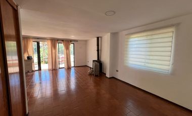 Casa en arriendo c/ estacionamiento en Centro de Olmué