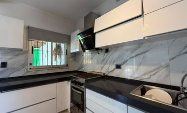 Venta - Casa de dos dormitorios con jardín y pileta en Granadero Baigorria.