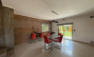 Venta - Casa de dos dormitorios con jardín y pileta en Granadero Baigorria.