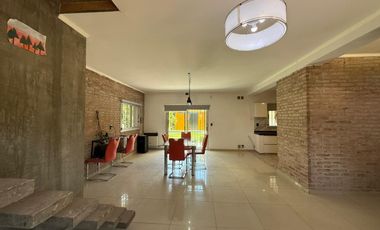 Venta - Casa de dos dormitorios con jardín y pileta en Granadero Baigorria.