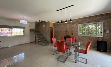 Venta - Casa de dos dormitorios con jardín y pileta en Granadero Baigorria.