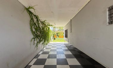 Venta - Casa de dos dormitorios con jardín y pileta en Granadero Baigorria.