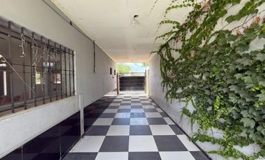 Venta - Casa de dos dormitorios con jardín y pileta en Granadero Baigorria.
