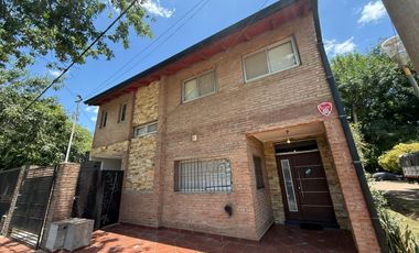 Venta - Casa de dos dormitorios con jardín y pileta en Granadero Baigorria.