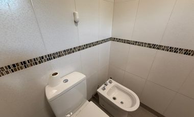 Venta - Casa de dos dormitorios con jardín y pileta en Granadero Baigorria.