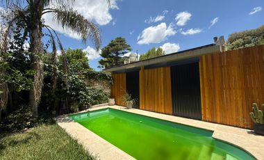 Venta - Casa de dos dormitorios con jardín y pileta en Granadero Baigorria.