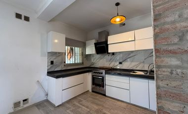 Venta - Casa de dos dormitorios con jardín y pileta en Granadero Baigorria.