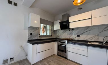 Venta - Casa de dos dormitorios con jardín y pileta en Granadero Baigorria.