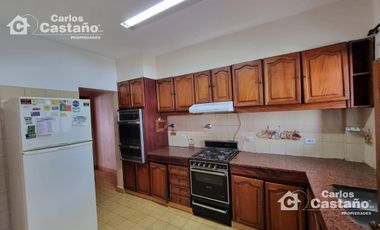 Solido Chalet 7 Amb. 300m2 De Lote Y 35m De Fondo, Play-room y 3 baños