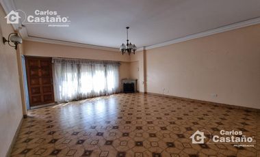 Solido Chalet 7 Amb. 300m2 De Lote Y 35m De Fondo, Play-room y 3 baños