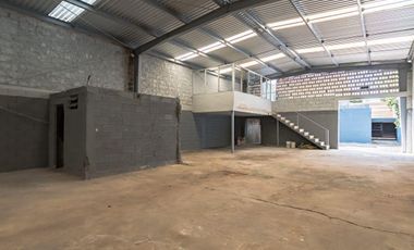 BODEGA CON OFICINAS EN VENTA EN MERIDA CENTRO, EN LA MISMA CALLE DEL CATASTRO.