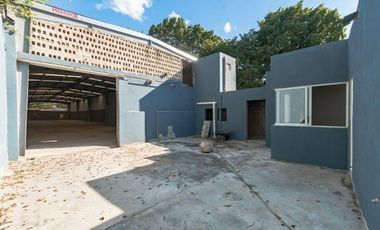 BODEGA CON OFICINAS EN VENTA EN MERIDA CENTRO, EN LA MISMA CALLE DEL CATASTRO.