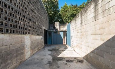 BODEGA CON OFICINAS EN VENTA EN MERIDA CENTRO, EN LA MISMA CALLE DEL CATASTRO.