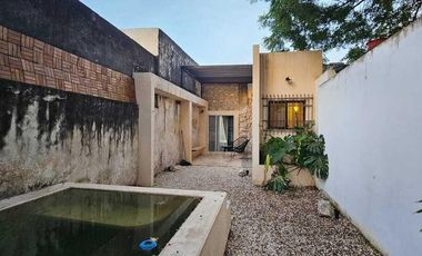 CASA EN VENTA TOTALMENTE AMUEBLADA EN AVENIDA ITZAES, MERIDA.