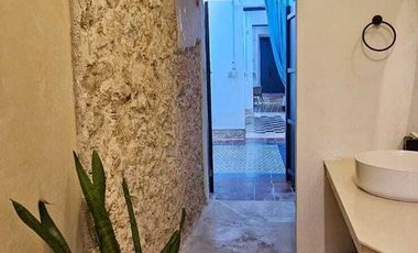 CASA EN VENTA TOTALMENTE AMUEBLADA EN AVENIDA ITZAES, MERIDA.