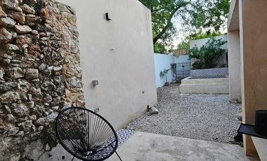 CASA EN VENTA TOTALMENTE AMUEBLADA EN AVENIDA ITZAES, MERIDA.