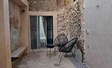 CASA EN VENTA TOTALMENTE AMUEBLADA EN AVENIDA ITZAES, MERIDA.