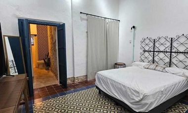CASA EN VENTA TOTALMENTE AMUEBLADA EN AVENIDA ITZAES, MERIDA.