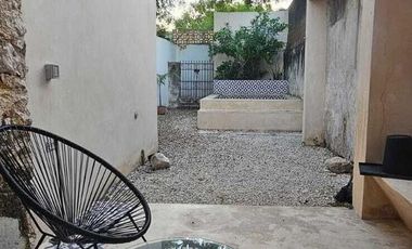 CASA EN VENTA TOTALMENTE AMUEBLADA EN AVENIDA ITZAES, MERIDA.