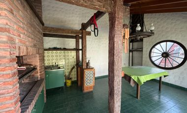 Casa cuatro ambientes jardin quincho a la venta en Wilde Apto Credito