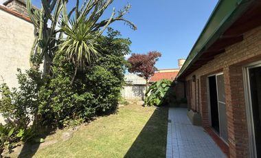 Casa cuatro ambientes jardin quincho a la venta en Wilde Apto Credito