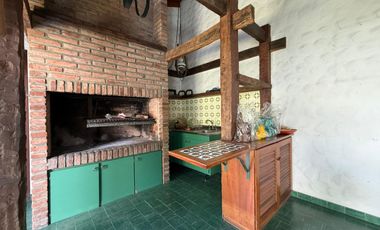 Casa cuatro ambientes jardin quincho a la venta en Wilde Apto Credito