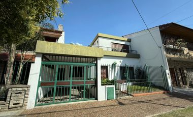Casa cuatro ambientes jardin quincho a la venta en Wilde Apto Credito
