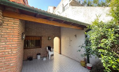 Casa cuatro ambientes jardin quincho a la venta en Wilde Apto Credito