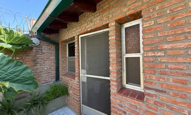 Casa cuatro ambientes jardin quincho a la venta en Wilde Apto Credito