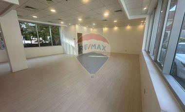 AMPLIO Y MODERNO LOCAL O OFICINA MUY ILUMINADO