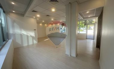 AMPLIO Y MODERNO LOCAL O OFICINA MUY ILUMINADO