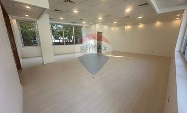 AMPLIO Y MODERNO LOCAL O OFICINA MUY ILUMINADO