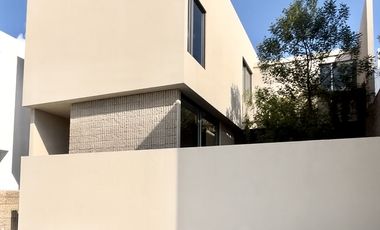 Hermosa casa en Venta Lomas de Juriquilla con cuarto de servicio