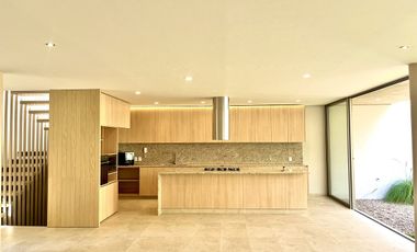 Hermosa casa en Venta Lomas de Juriquilla con cuarto de servicio