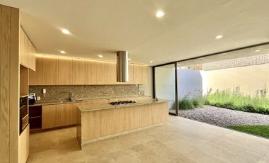 Hermosa casa en Venta Lomas de Juriquilla con cuarto de servicio