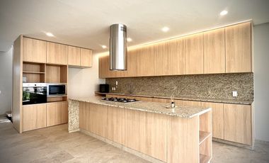 Hermosa casa en Venta Lomas de Juriquilla con cuarto de servicio