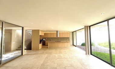 Hermosa casa en Venta Lomas de Juriquilla con cuarto de servicio