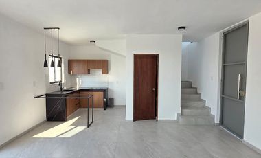 CASA EN VENTA 2 PLANTAS, 2 RECÁMARAS, 2.5 BAÑOS, COCHERA PARA 2 AUTOS
