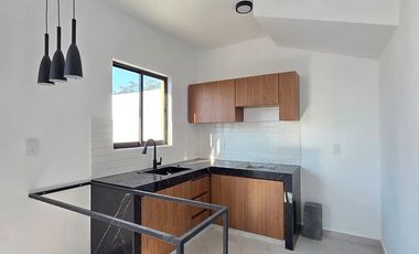 CASA EN VENTA 2 PLANTAS, 2 RECÁMARAS, 2.5 BAÑOS, COCHERA PARA 2 AUTOS