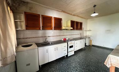 Casa de cuatro ambientes a reciclar en venta en Wilde Centro