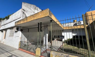 Casa de cuatro ambientes a reciclar en venta en Wilde Centro