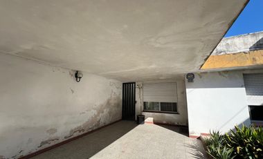 Casa de cuatro ambientes a reciclar en venta en Wilde Centro