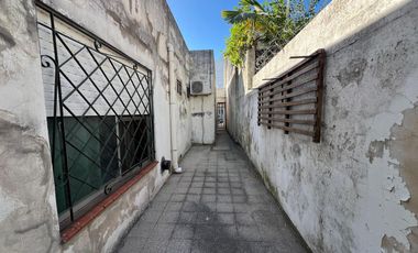 Casa de cuatro ambientes a reciclar en venta en Wilde Centro