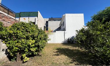 Casa de cuatro ambientes a reciclar en venta en Wilde Centro